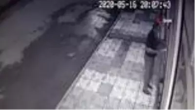 İftar saatinde girdikleri telefon dükkanından böyle hırsızlık yaptılar