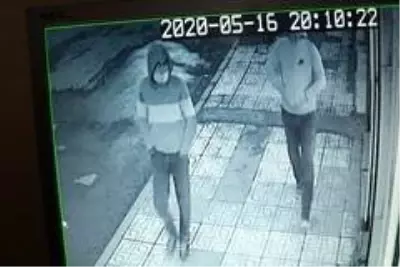 İftar saatinde telefon dükkanına giren hırsızlar güvenlik kamerasına yakalandı İftar saatinde telefon dükkanına giren hırsızlar güvenlik kamerasına yakalandı