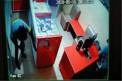 İftar saatinde telefon dükkanına giren hırsızlar güvenlik kamerasına yakalandı İftar saatinde telefon dükkanına giren hırsızlar güvenlik kamerasına yakalandı