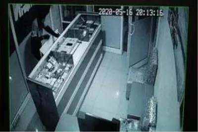 İftar saatinde telefon dükkanına giren hırsızlar güvenlik kamerasına yakalandı İftar saatinde telefon dükkanına giren hırsızlar güvenlik kamerasına yakalandı