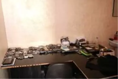 İftar saatinde telefon dükkanına giren hırsızlar güvenlik kamerasına yakalandı İftar saatinde telefon dükkanına giren hırsızlar güvenlik kamerasına yakalandı