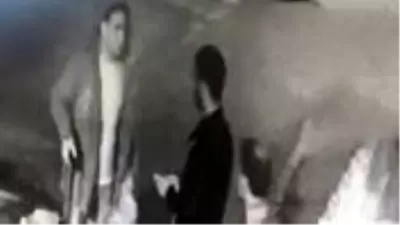 İki kişi Taksim'de kendilerini 'polis' diye tanıtıp İranlı turisti gasp etti İki kişi Taksim'de kendilerini 'polis' diye tanıtıp İranlı turisti gasp etti