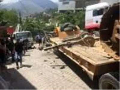 İş makinesi taşıyan TIR, bahçe duvarına çarptı İş makinesi taşıyan TIR, bahçe duvarına çarptı