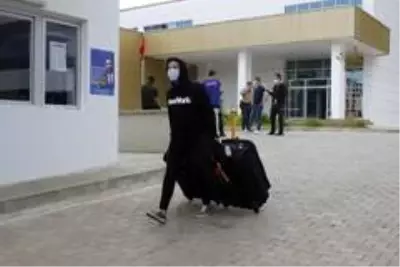 Karantina süreleri tamamlanan 157 kişi memleketlerine gönderildi Karantina süreleri tamamlanan 157 kişi memleketlerine gönderildi