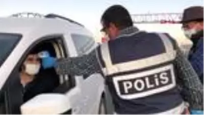KARS POLİS, İFTAR YEMEĞİNİ SOKAK KÖPEKLERİYLE PAYLAŞTI