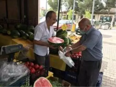 Kilosu 4 lira olan karpuzu tezgahta yarım ve çeyrek olarak satıyor Kilosu 4 lira olan karpuzu tezgahta yarım ve çeyrek olarak satıyor