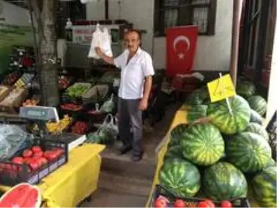Kilosu 4 lira olan karpuzu tezgahta yarım ve çeyrek olarak satıyor Kilosu 4 lira olan karpuzu tezgahta yarım ve çeyrek olarak satıyor