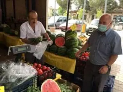 Kilosu 4 lira olan karpuzu tezgahta yarım ve çeyrek olarak satıyor Kilosu 4 lira olan karpuzu tezgahta yarım ve çeyrek olarak satıyor