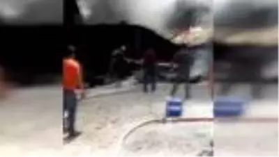 Kızıltepe'de polyester üretim deposunda çıkan yangına itfaiyenin erken müdahalesi faciayı önledi Kızıltepe'de polyester üretim deposunda çıkan yangına itfaiyenin erken müdahalesi faciayı önledi