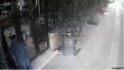 Kızıltepe'de yardım kolisini çaldı, polis şüpheliyi yürüyüş şekliyle ortaya çıkardı. Kızıltepe'de yardım kolisini çaldı, polis şüpheliyi yürüyüş şekliyle ortaya çıkardı.