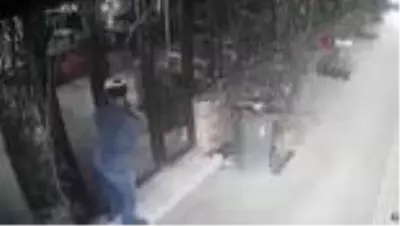 Kızıltepe'de yardım kolisini çaldı, polis şüpheliyi yürüyüş şekliyle ortaya çıkardı. Kızıltepe'de yardım kolisini çaldı, polis şüpheliyi yürüyüş şekliyle ortaya çıkardı.