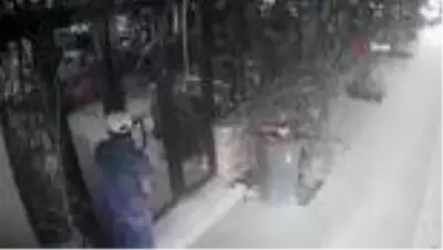 Kızıltepe'de yardım kolisini çaldı, polis şüpheliyi yürüyüş şekliyle ortaya çıkardı. Kızıltepe'de yardım kolisini çaldı, polis şüpheliyi yürüyüş şekliyle ortaya çıkardı.