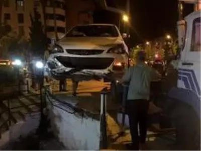Kontrolden çıkan otomobil sitenin bahçesine girdi Kontrolden çıkan otomobil sitenin bahçesine girdi