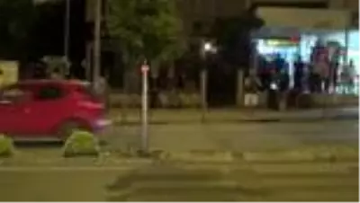 Kontrolden çıkan otomobil sitenin bahçesine girdi Kontrolden çıkan otomobil sitenin bahçesine girdi