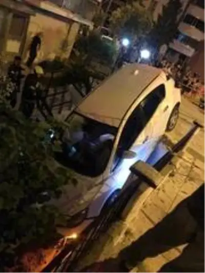 Kontrolden çıkan otomobil sitenin bahçesine girdi Kontrolden çıkan otomobil sitenin bahçesine girdi