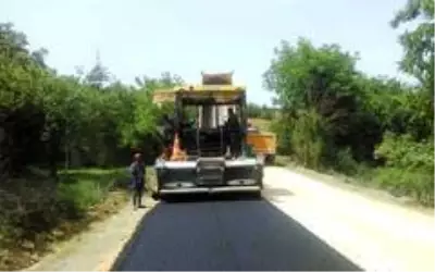 Köy yollarında BSK kaplama çalışması Köy yollarında BSK kaplama çalışması