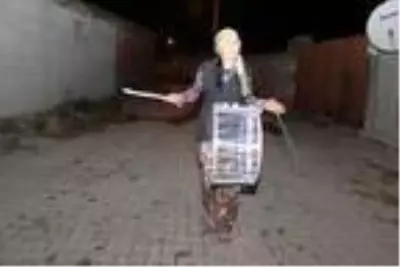 Mahalleliyi sahura 5 çocuk annesi kadın, davul çalarak kaldırıyor