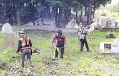 Mezarlıklarda 'bayram' temizliği Mezarlıklarda 'bayram' temizliği