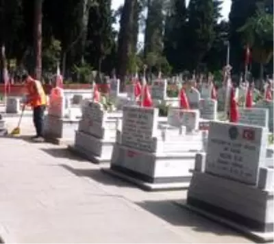Mezarlıklarda 'bayram' temizliği