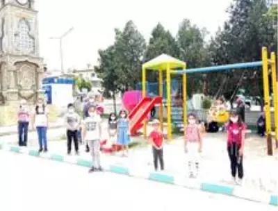 Miniklere kitap hediye edildi Miniklere kitap hediye edildi