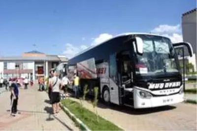 Muş'ta karantina süresi tamamlanan 107 kişi memleketlerine uğurlandı