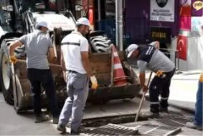 Olası su baskınları için şehrin tüm mazgalları temizleniyor