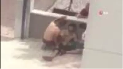 Antalya'da bir kişi, kız meselesi yüzünden arkadaşını 4 yerinden bıçakladı, sonra yardım etti Antalya'da bir kişi, kız meselesi yüzünden arkadaşını 4 yerinden bıçakladı, sonra yardım etti