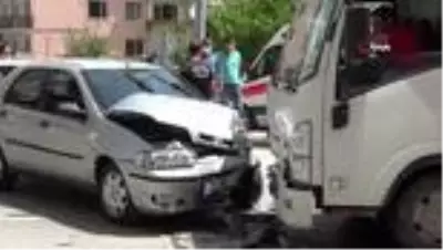 Otomobil, kamyonet ile çarpıştı: 1 yaralı