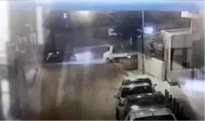 (Özel) Ümraniye'de park halindeki kamyonetin saniyeler içerisinde çalındığı anlar kamerada (Özel) Ümraniye'de park halindeki kamyonetin saniyeler içerisinde çalındığı anlar kamerada