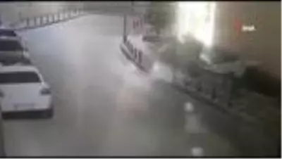 Park halindeki kamyonetin saniyeler içerisinde çalındığı anlar kamerada Park halindeki kamyonetin saniyeler içerisinde çalındığı anlar kamerada