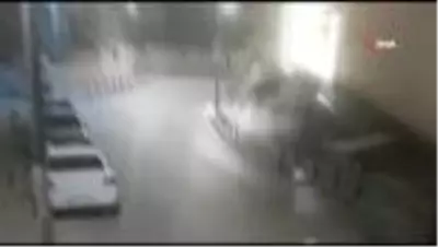 Park halindeki kamyonetin saniyeler içerisinde çalındığı anlar kamerada Park halindeki kamyonetin saniyeler içerisinde çalındığı anlar kamerada