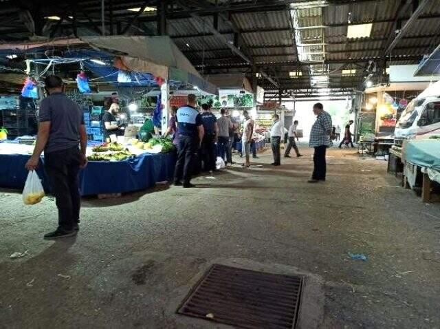 Pazarcı, kestirdiği karpuzu almayan müşterisini bıçakla kovaladı