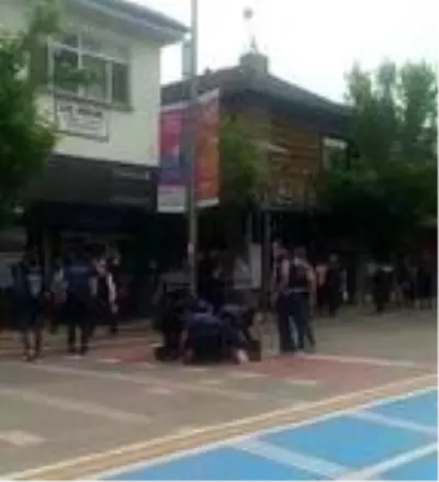 Polis maske takmayan kişiyi uyardı, hakaret edip kaçmaya çalışınca gözaltına aldı Polis maske takmayan kişiyi uyardı, hakaret edip kaçmaya çalışınca gözaltına aldı