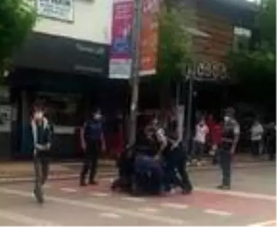 Polis maske takmayan kişiyi uyardı, hakaret edip kaçmaya çalışınca gözaltına aldı Polis maske takmayan kişiyi uyardı, hakaret edip kaçmaya çalışınca gözaltına aldı