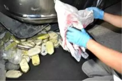 Polise çarpıp kaçtı, araçtan 34 kilogram esrar çıktı Polise çarpıp kaçtı, araçtan 34 kilogram esrar çıktı