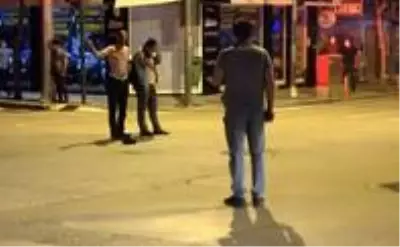 Polisin geldiğini görünce yoldan geçen genci elindeki cam parçası ile rehin aldı