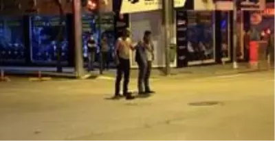Polisin geldiğini görünce yoldan geçen genci elindeki cam parçası ile rehin aldı Polisin geldiğini görünce yoldan geçen genci elindeki cam parçası ile rehin aldı