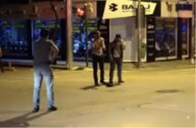 Polisin geldiğini görünce yoldan geçen genci elindeki cam parçası ile rehin aldı Polisin geldiğini görünce yoldan geçen genci elindeki cam parçası ile rehin aldı