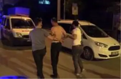 Polisin geldiğini görünce yoldan geçen genci elindeki cam parçası ile rehin aldı Polisin geldiğini görünce yoldan geçen genci elindeki cam parçası ile rehin aldı