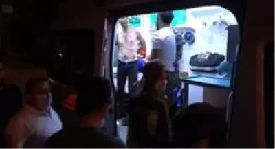 Polisin geldiğini görünce yoldan geçen genci elindeki cam parçası ile rehin aldı Polisin geldiğini görünce yoldan geçen genci elindeki cam parçası ile rehin aldı