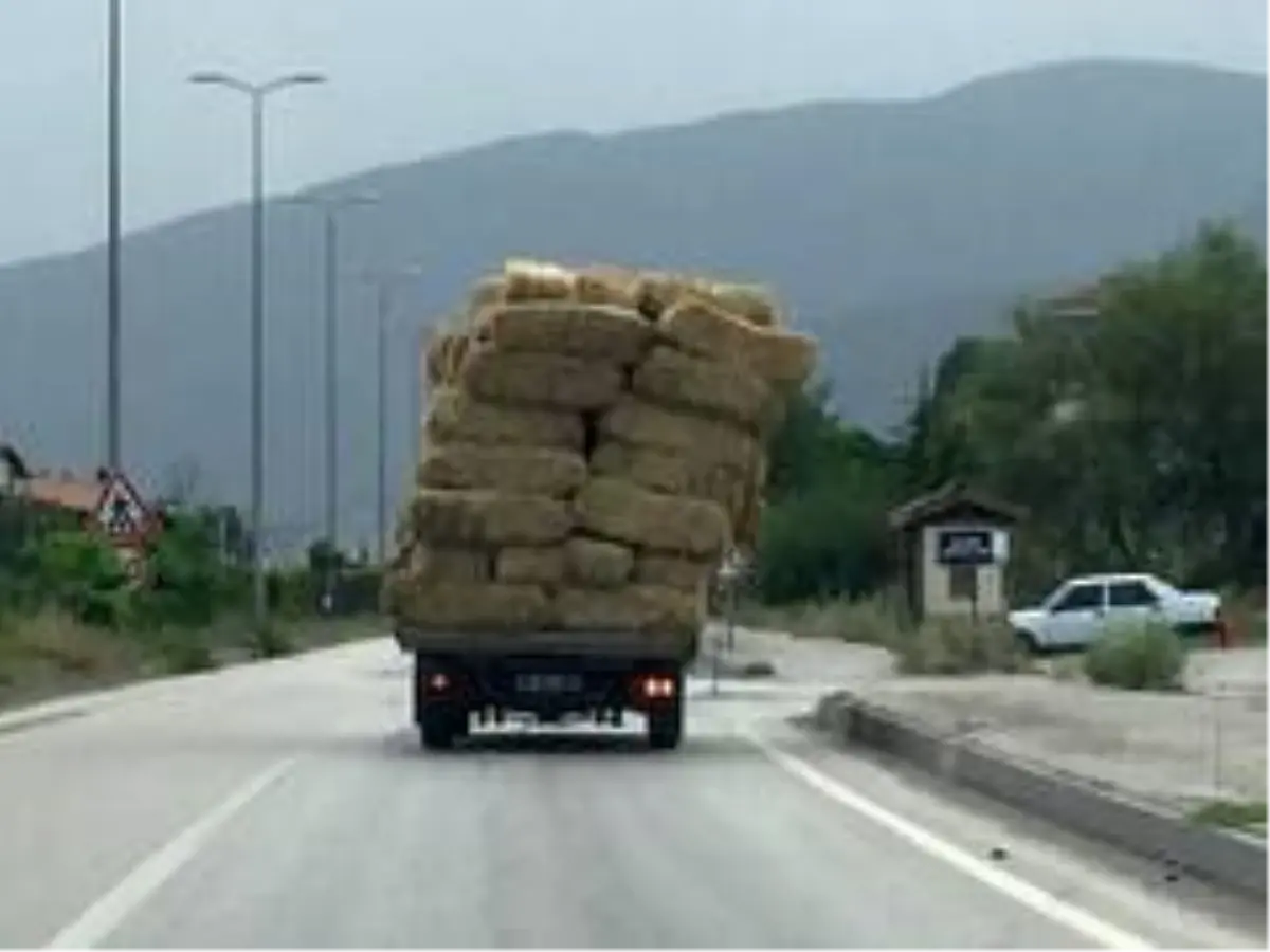 Saman yüklü kamyonet görenleri hayrete düşürdü