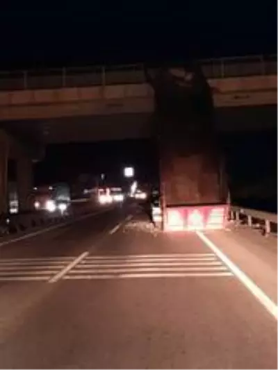 Seyir halindeyken dorsesi açılan kamyon köprüye çarptı