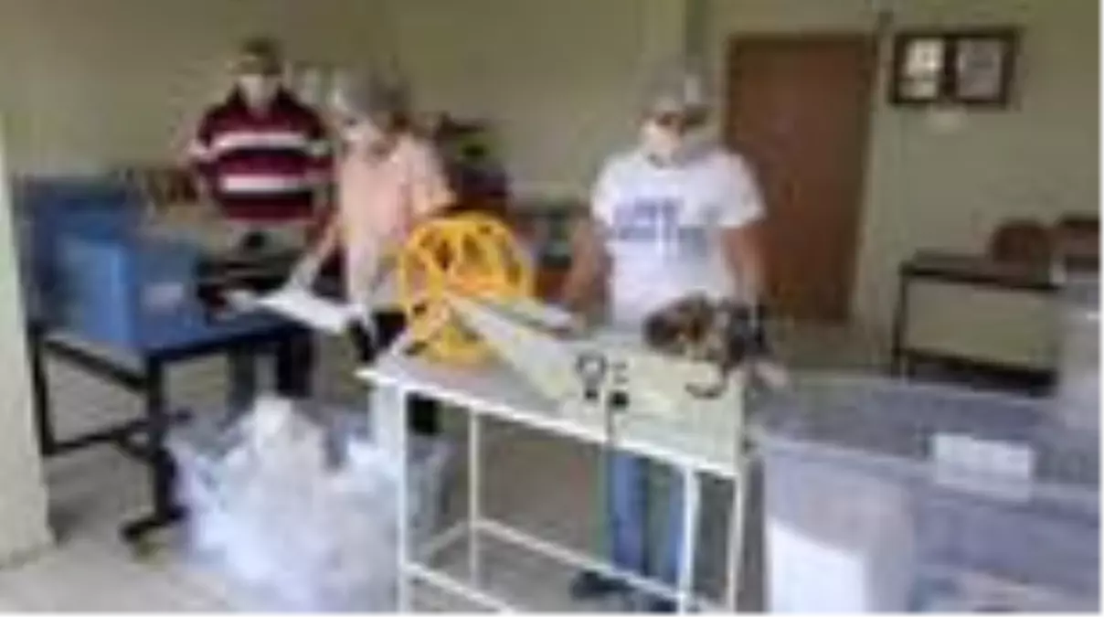 Sınava girecek öğrenciler için maske üretiyorlar