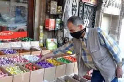 Sokağa çıkma kısıtlaması Mardin'de bayram şekeri satışını etkiledi Sokağa çıkma kısıtlaması Mardin'de bayram şekeri satışını etkiledi