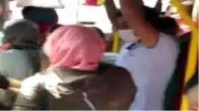 Sosyal mesafenin hiçe sayıldığı minibüs yolculuğu kamerada