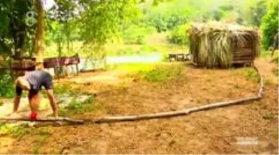Survivor'da Ünlüler ve Gönüllüler takımının kampları birleşti! Yunus Emre, odunlarla kendi sınırını çizdi Survivor'da Ünlüler ve Gönüllüler takımının kampları birleşti! Yunus Emre, odunlarla kendi sınırını çizdi