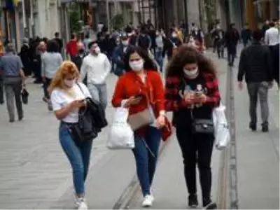 Taksim Meydanı ve İstiklal Caddesi'nde dikkat çeken yoğunluk Taksim Meydanı ve İstiklal Caddesi'nde dikkat çeken yoğunluk