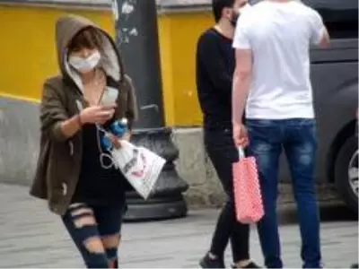 Taksim Meydanı ve İstiklal Caddesi'nde dikkat çeken yoğunluk Taksim Meydanı ve İstiklal Caddesi'nde dikkat çeken yoğunluk