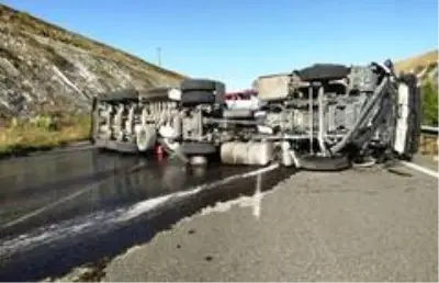 Tanker kazalarında sürücüler yaralandı