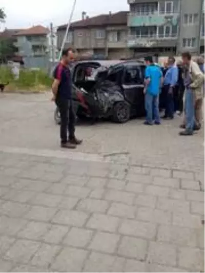 Trenin çarptığı araç hurdaya döndü, sürücü almadan kurtuldu